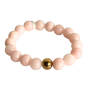 Rosa armbånd med 10 mm sten og guldfarvet detalje.