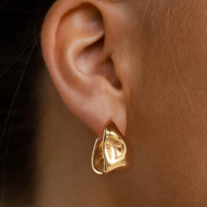 Soft Wide øreringe i guldfarvet rustfrit stål med blød, bred form.