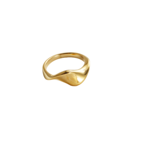 Soft Ring i guldfarvet rustfrit stål med blødt formsprog.