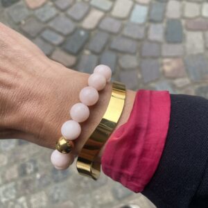 Shine armring i guldfarvet stål, blankpoleret, 61 mm.
