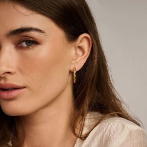 LINDA hoops i forgyldt 925 sterling sølv, 20 mm, med snoet design.