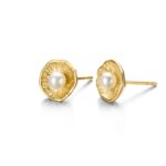 Rivaldi perleøreringe i forgyldt 925 sterling sølv med ferskvandsperle og bladdetaljer.