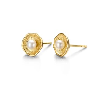 Rivaldi perleøreringe i forgyldt 925 sterling sølv med ferskvandsperle og bladdetaljer.