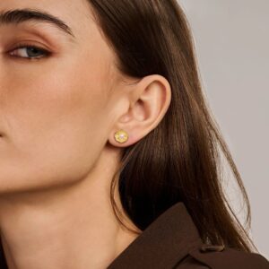 Rivaldi perleøreringe i forgyldt 925 sterling sølv med ferskvandsperle og bladdetaljer.