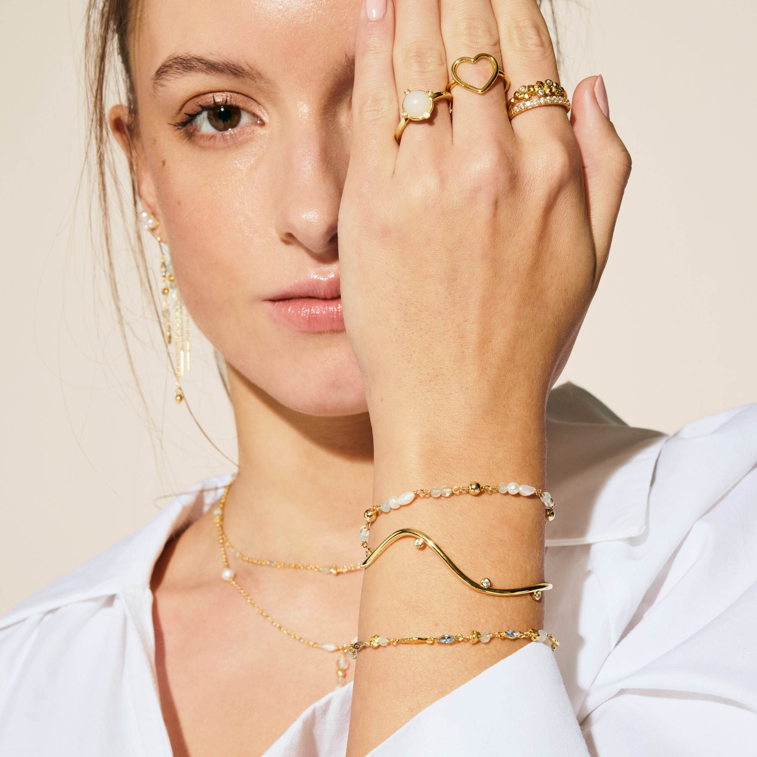 Sinna armbånd i forgyldt 925 sterling sølv med aquamarine, blå zirkonia og rustikke plader.