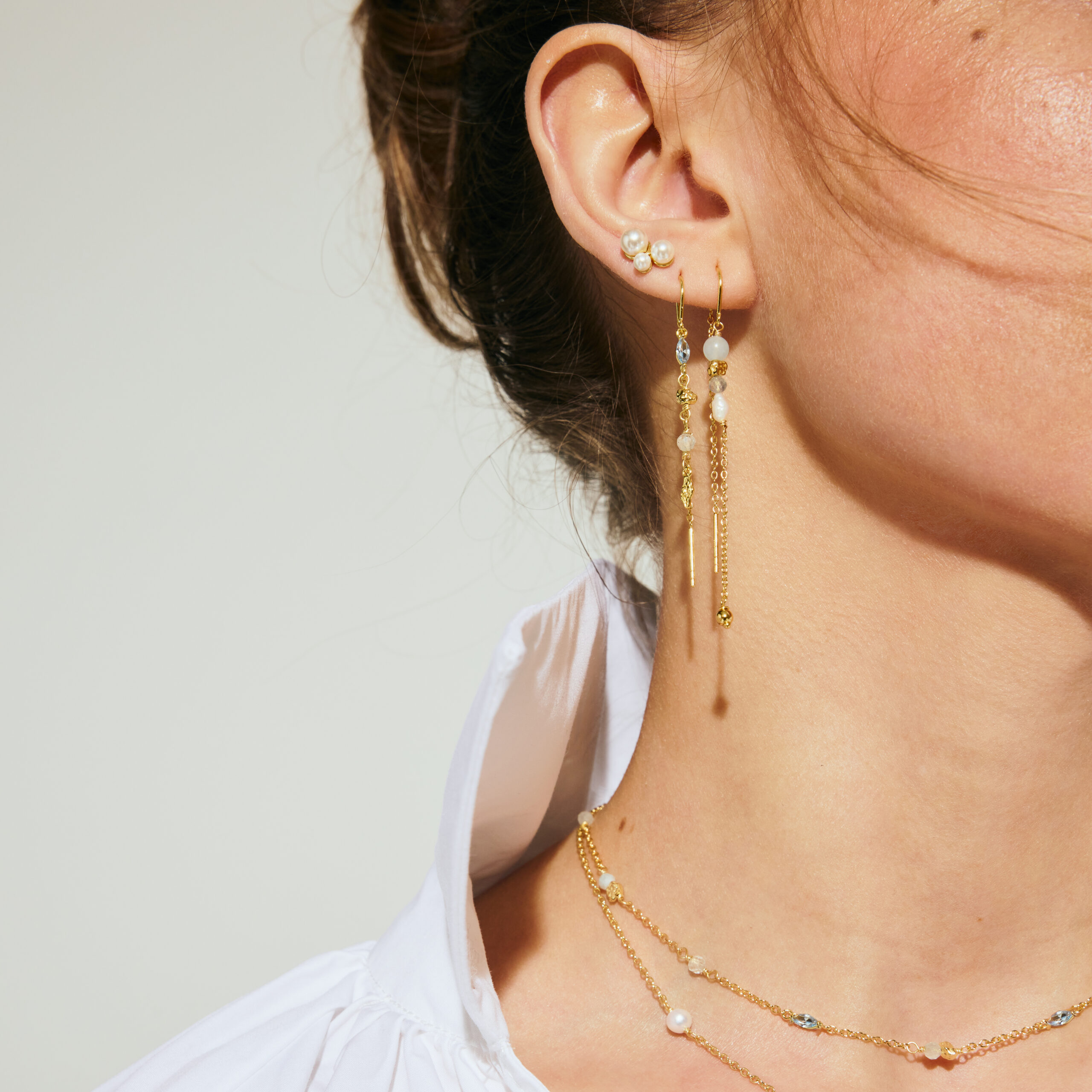 Sinna ørekæder i forgyldt 925 sterling sølv med blå sten og rustikke plader.