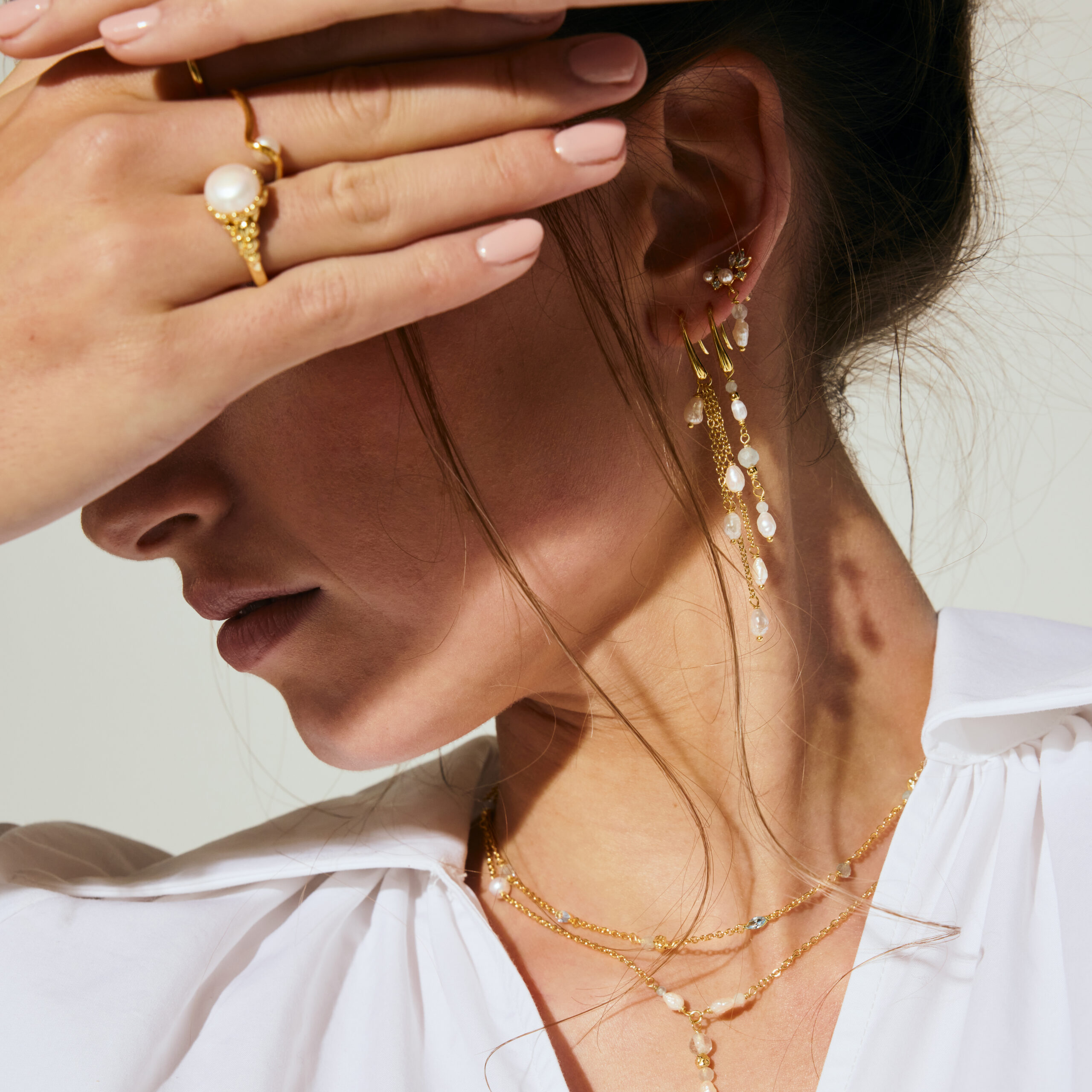 Sinna ørestikker i forgyldt 925 sterling sølv med blå sten og perler.