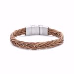 Herrearmbånd i brunt læder med stållås, 21 cm, justerbar via mellemstykke.