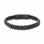 Sort læderarmbånd — råt, enkelt og med sort lås.