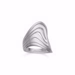 Ring i rhodineret 925 sterling sølv med bølget, åbent design.