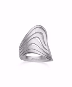 Ring i rhodineret 925 sterling sølv med bølget, åbent design.