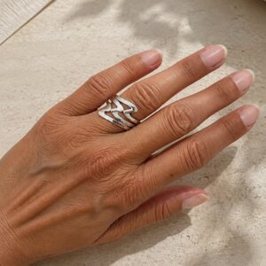 Ring i rhodineret 925 sterling sølv med åbent, bølgende design.