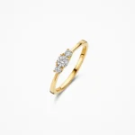 Blush ring i 14 kt guld med tre lab‑grown diamanter.