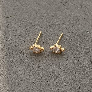 8 kt. guldørestikker med tre klare zirkonia fra Guld & Sølv Design