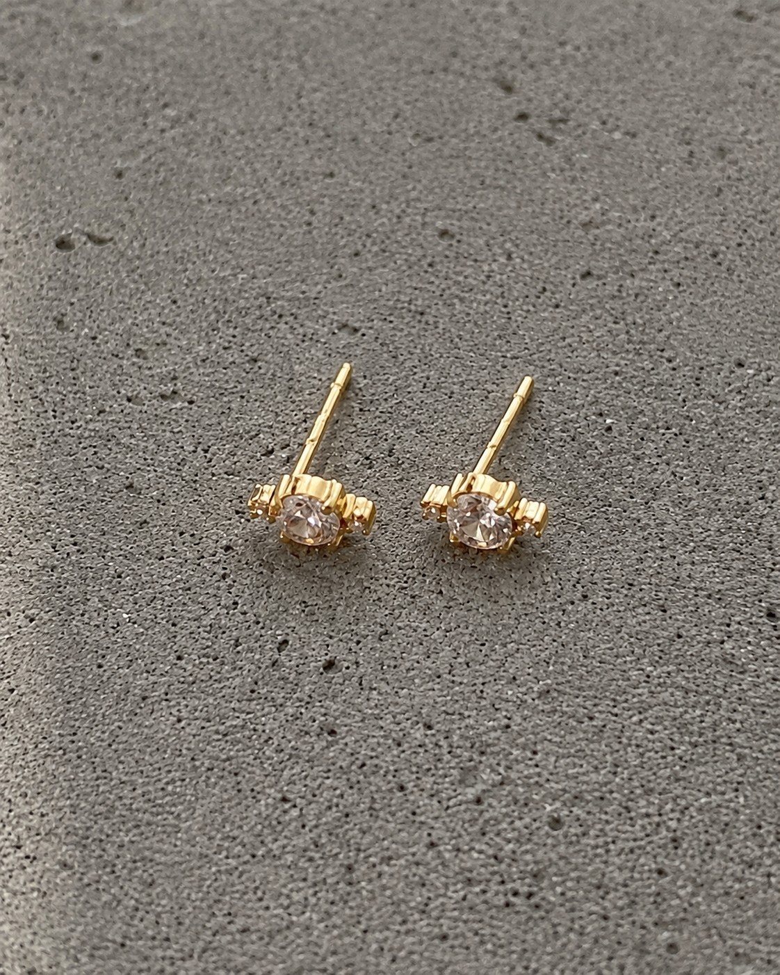 8 kt. guldørestikker med zirkonia – Guld & Sølv Design - Billede 2
