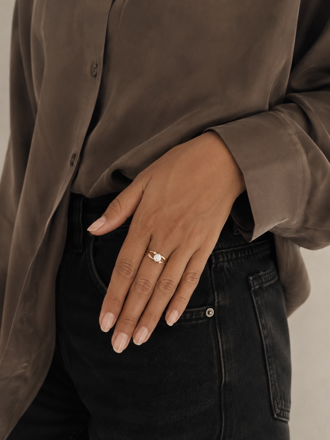 8 kt. guldring med klare zirkonia – Guld & Sølv Design - Billede 2