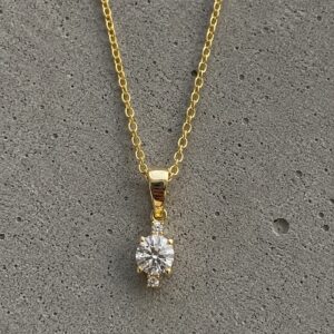 Halskæde fra Guld & Sølv Design med 8 kt. guldvedhæng, zirkonia og 45 cm forgyldt kæde