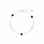 Zita armbånd i 925 sterling sølv med sort onyx og ferskvandsperler fra Seville Jewelry