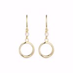 Øreringe i forgyldt 925 sterling sølv med ferskvandsperle og cirkel fra Seville Jewelry