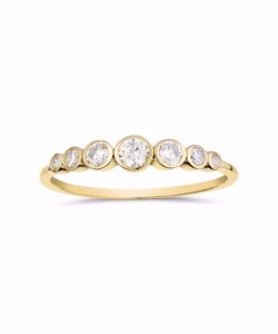 Ring i 8 karat guld med klare zirkoniasten fra Guld & Sølv Design