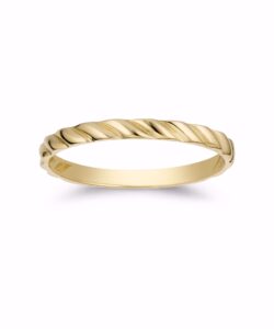 Smal ring i 8 kt guld med snoet design fra Guld & Sølv Design