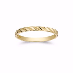 Smal ring i 8 kt guld med snoet design fra Guld & Sølv Design