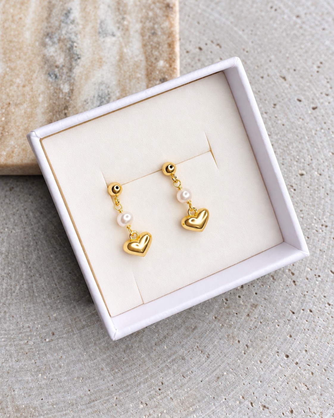 Hjerte øreringe i forgyldt sølv med perle – Seville Jewelry - Billede 3