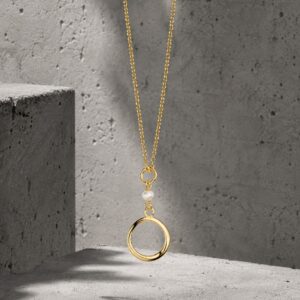 Halskæde i forgyldt 925 sterling sølv med cirkelvedhæng og ferskvandsperle fra Seville Jewelry