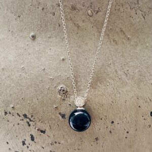 Halskæde i 925 sterling sølv med sort onyx og klar zirkonia fra Guld & Sølv Design