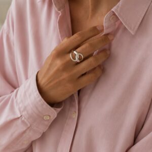Rhodineret ring i 925 sterling sølv med sammenflettet design fra Guld & Sølv Design