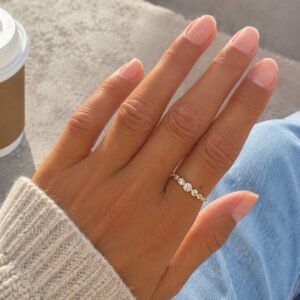 Ring i 8 karat guld med klare zirkoniasten fra Guld & Sølv Design