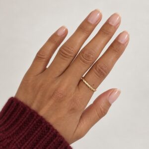 Smal ring i 8 kt guld med snoet design fra Guld & Sølv Design