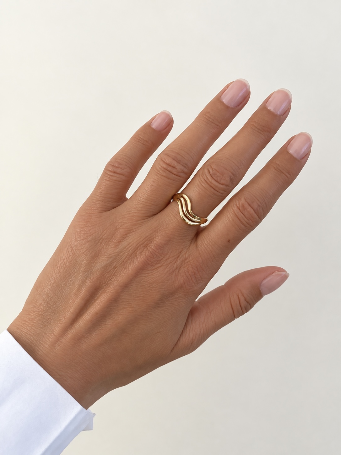 Guldring i 8 kt med bølget design – Guld & Sølv Design - Billede 3