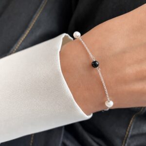 Zita armbånd i 925 sterling sølv med sort onyx og ferskvandsperler fra Seville Jewelry