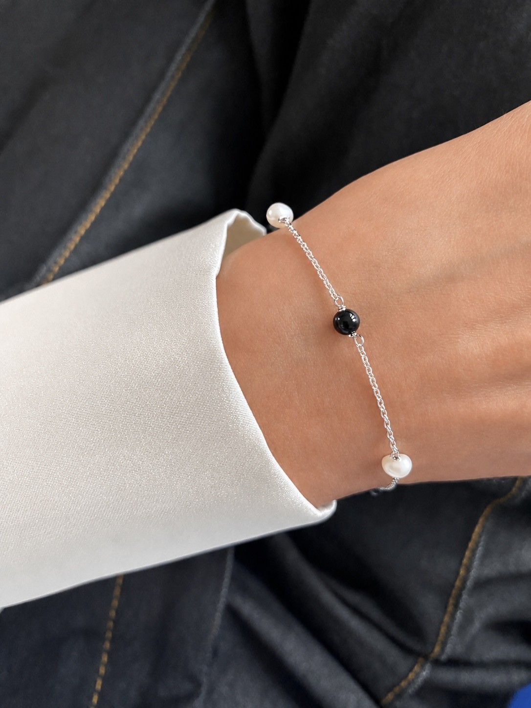 Zita armbånd i sølv med onyx og ferskvandsperler – Seville Jewelry - Billede 2