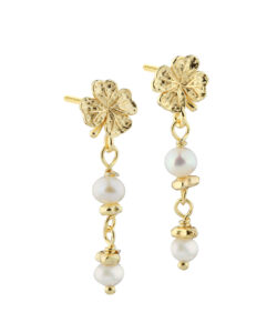 CLOVER PEARL ørestikker i forgyldt 925 sterling sølv med hvide ferskvandsperler fra Aqua Dulce