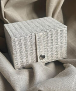 Aqua Dulce Stripe Tarif mini smykkeskrin i lyst stribet stof, 9 x 7 x 6 cm, vist åbent og lukket.