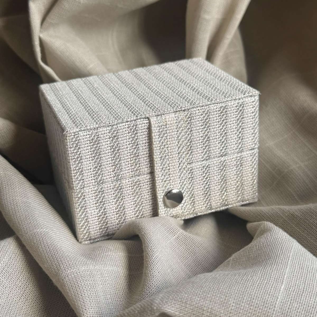 Aqua Dulce Stripe Tarif mini smykkeskrin i lyst stribet stof, 9 x 7 x 6 cm, vist åbent og lukket.