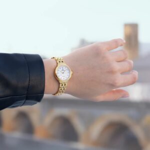 Festina Mademoiselle F20745/1 dameur med guldfarvet lænke, rund perlemorsskive og stenbesatte timemarkeringer.