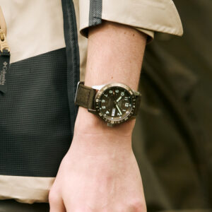 Seiko 5 Sports Field HDB009K1 automatisk herreur med brun urskive, drejelig kompasring og brun nylonrem