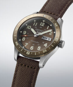 Seiko 5 Sports Field HDB009K1 automatisk herreur med brun urskive, drejelig kompasring og brun nylonrem