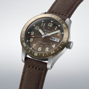 Seiko 5 Sports Field HDB009K1 automatisk herreur med brun urskive, drejelig kompasring og brun nylonrem