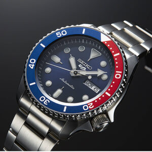 Seiko 5 Sports Automatic herreur med blå og rød krans – SRPD53K1