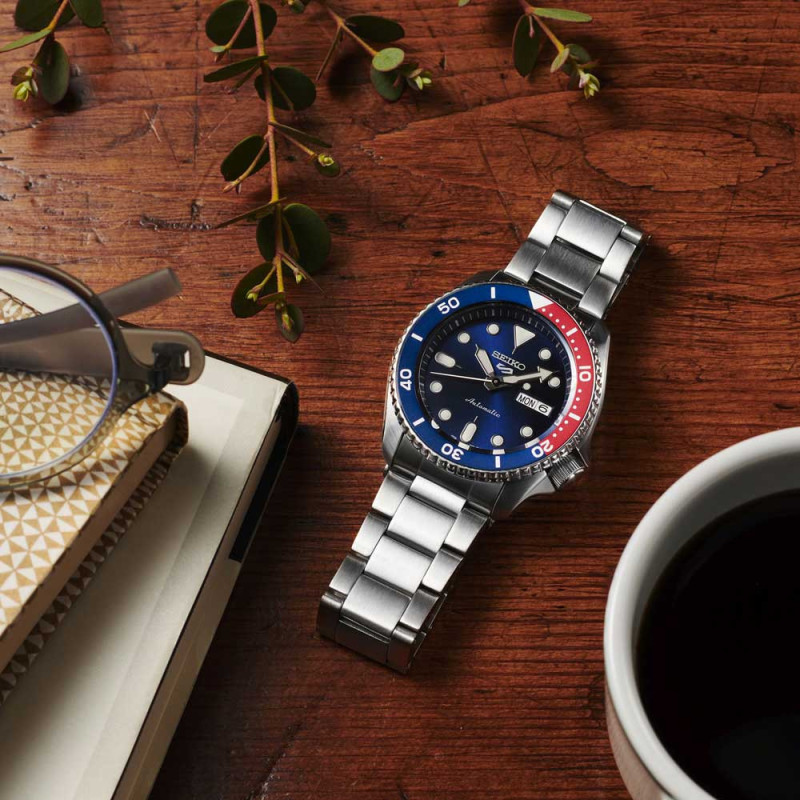 Seiko 5 Sports Automatic herreur med blå urskive og blå/rød krans – SRPD53K1 - Billede 3